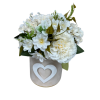 Welurowy flowerbox beżowy z bukietem goździków